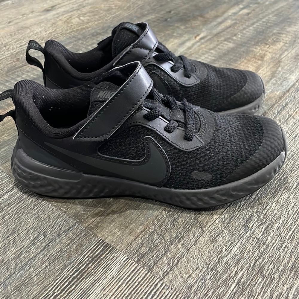 Boys Nike shoes size 13c